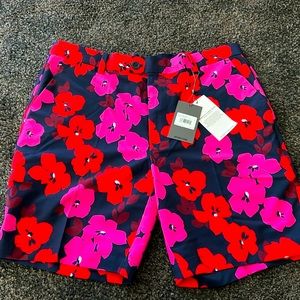 Brand new with tags G/FORE Maverick Hybrid Short. So cute with floral print!
